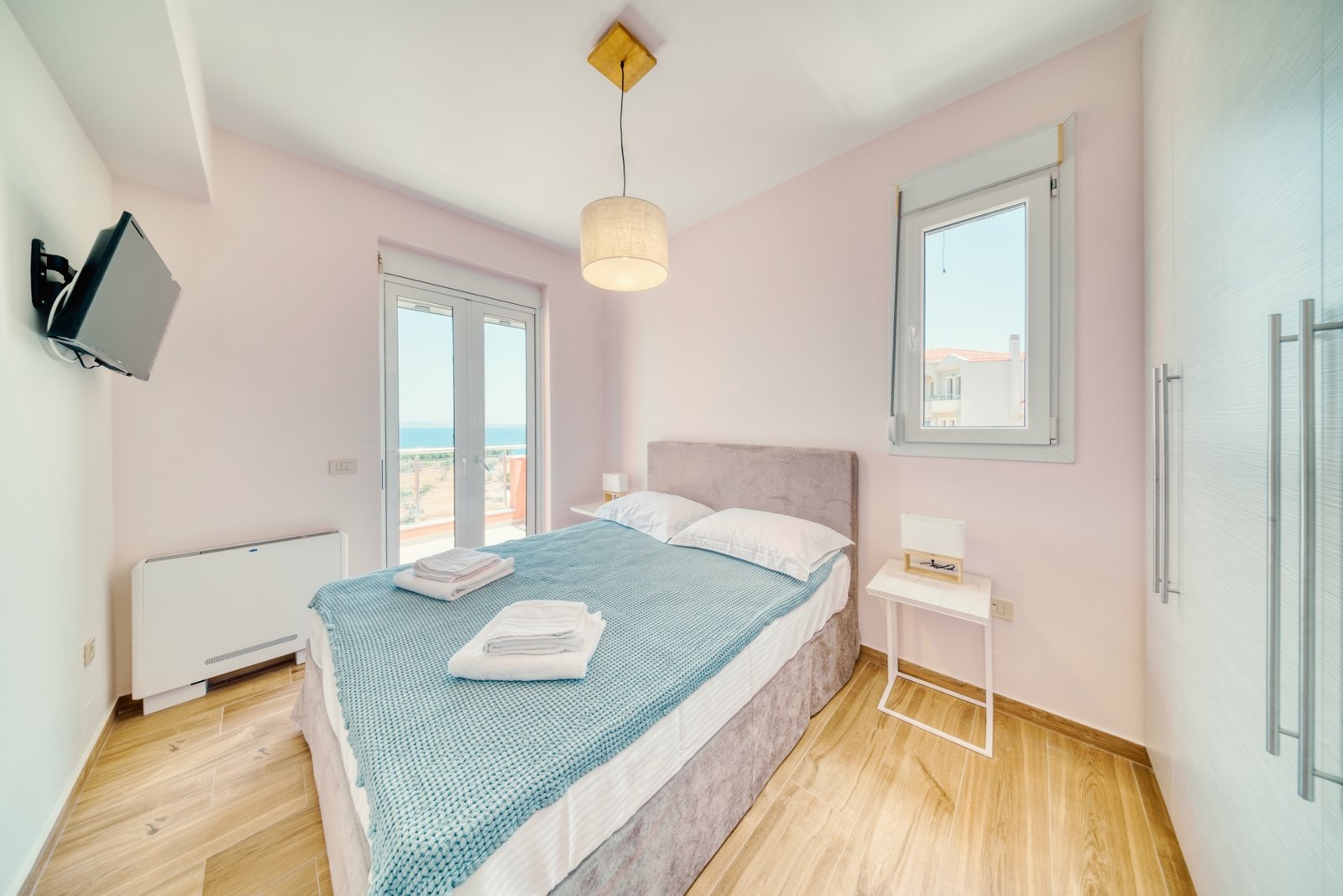 Bright bedroom with balcony and sea view in Karfas Chios apartment